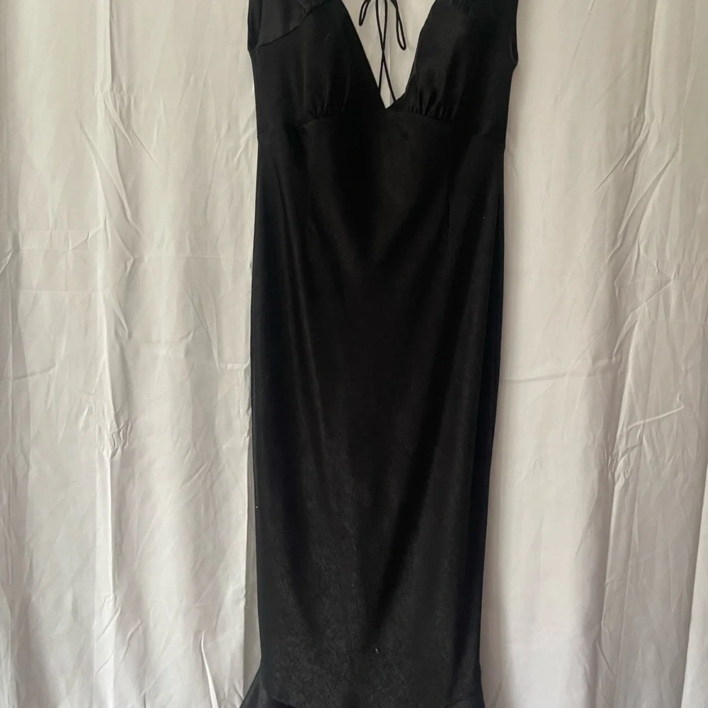 Lovers + Friends Ava Off the Shoulder Black Hammered Satin Fabric midi dress - Picture 4 of 8